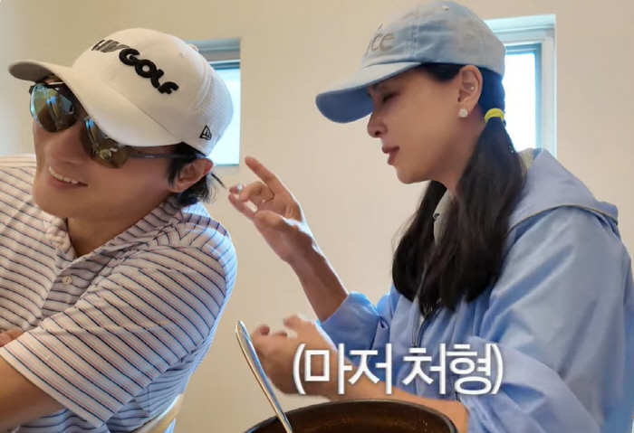 Jang Dong-gun, 53, ♥ Ko So-young's first YouTube appearance! He's so cool even with his wife's finger flick