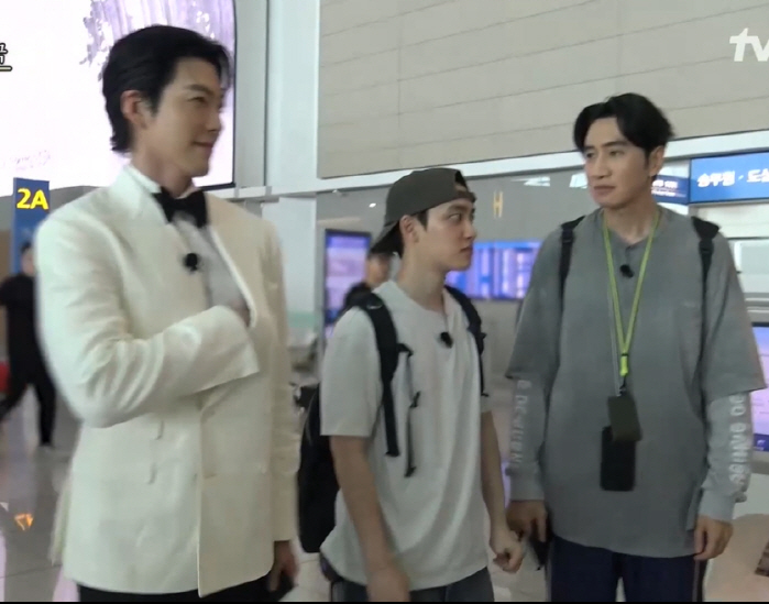 Kim Woo-bin Wears Tuxedo to Airport Out of Respect for Viewers