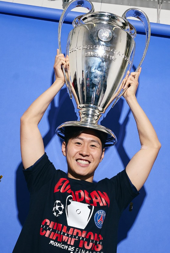 Lee Kang-in became the best player in Asia this year. AFC Awards Honored to win International Awards of the Year