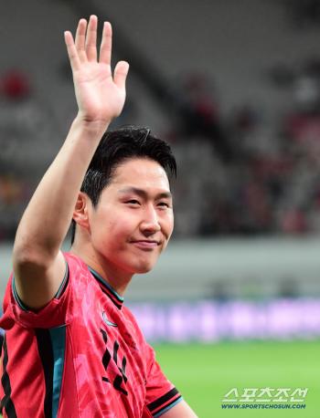 Oh, my God!  Soccer is a happy occasion. PSG Lee Kang-in won the AFC International Player of the Year Award. I beat my rival Kubo