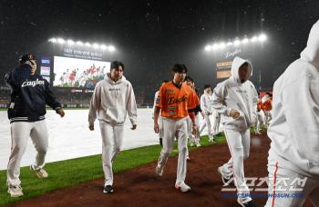  Hanwha's team greets its fans, taking a disappointing step toward canceling the rain