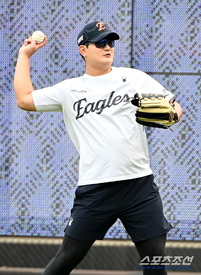  Kim Seohyun adjusts his condition by playing catch ball