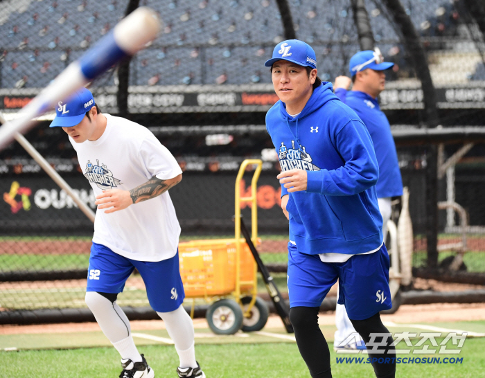 Park Byung-ho, Kang Minho, warm up with light running