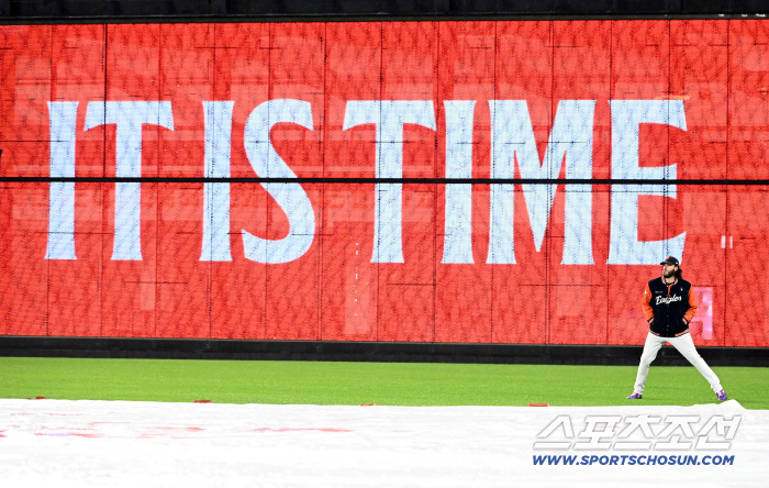  Ponce went out to the outfield to avoid tarpaulin