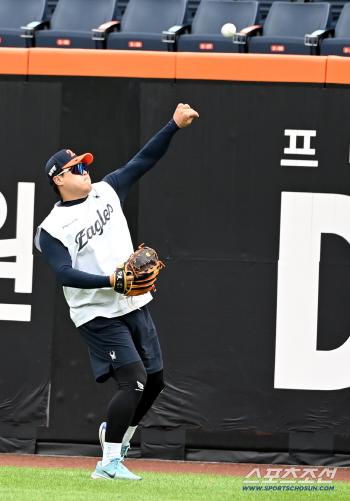  Ryu Hyun-jin plays catch while controlling his condition