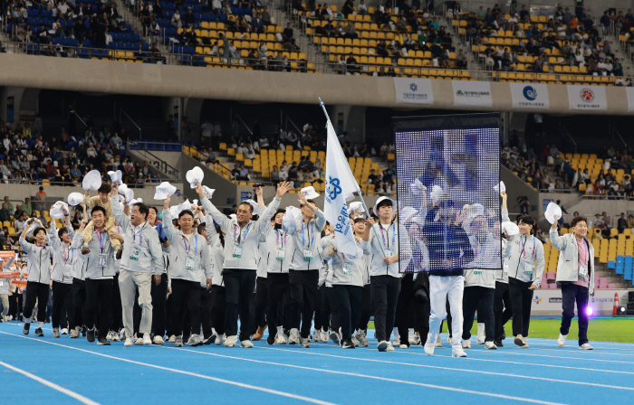 President Lee Jae-myung's first visit to the Busan National Sports Festival asks the people to convey historical meaning and true value of sports to the people beyond simple games