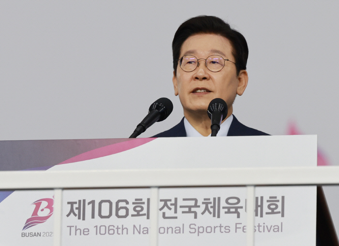 President Lee Jae-myung's first visit to the Busan National Sports Festival asks the people to convey historical meaning and true value of sports to the people beyond simple games