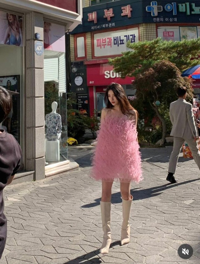 Suzy, you look great in a pink dress...Behind-the-scene episodes of 'Dazini' are revealed. 