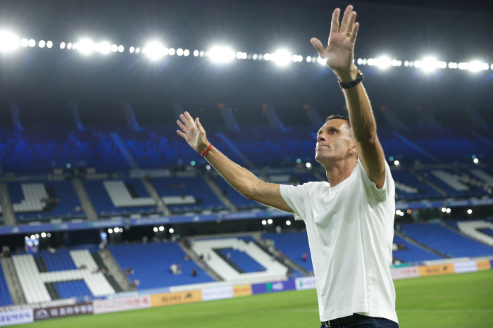  Will you win the K-League during your debut season and head coach Jeonbuk Foye go to Europe? There was a proposal in the summerRight now, it's X