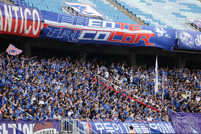 The box office continues to run. K-League 12 Division has surpassed 3 million paid spectators for 3 consecutive years