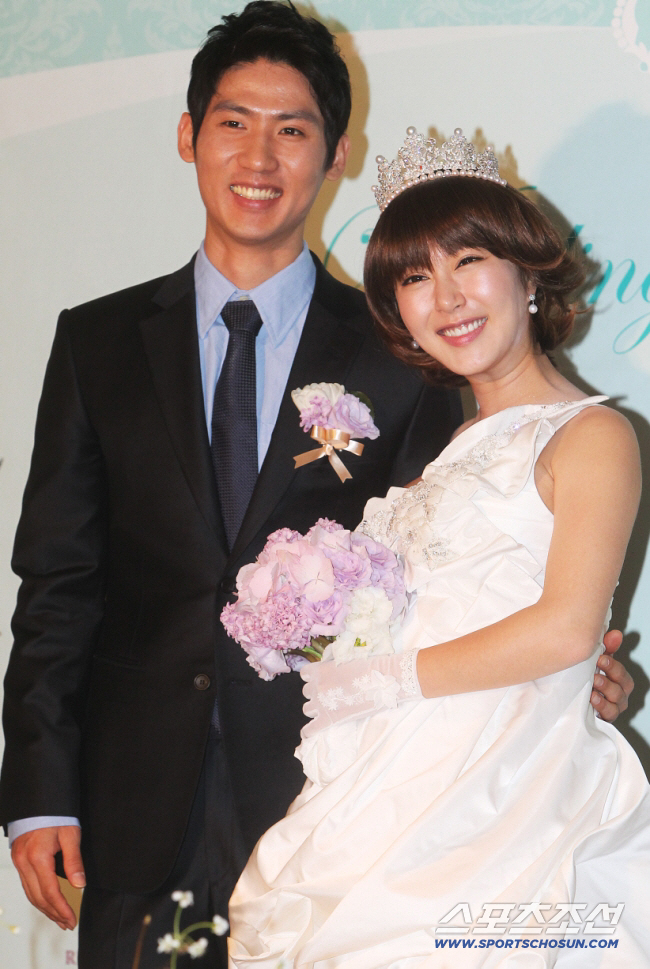 'Confession of premarital pregnancy' Shoo, wedding dress 15 years ago...'A full-term D-line bride.'