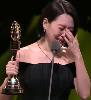 I love you brother-in-law, Koo Jun-yeop..Seo Hee-je, I miss you. The award ceremony also made Taiwan cry