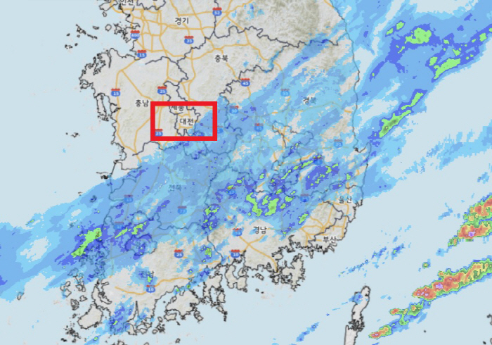 It did rain, but.. A big one goes under the Daejeon! → Maintaining a large waterproof cloth, no way even Game 2? 
