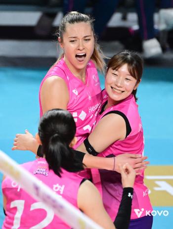 Leave Kim Yeon-koung's vacancy to me! Rebecca scored 28 points in four years...Heungkuk Life Insurance won the opening game by holding Jeonggwanjang 