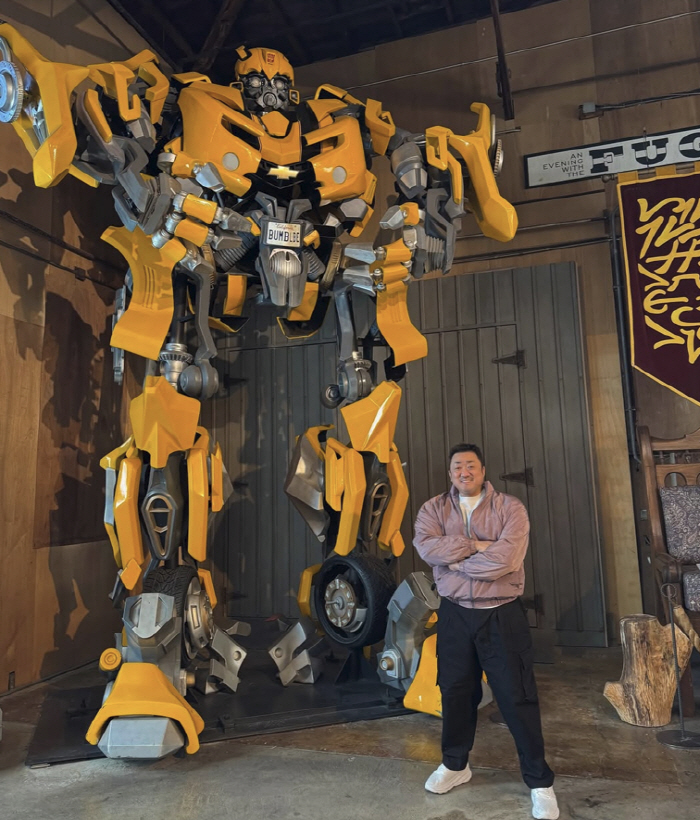 Ma Dong-seok Shares Friendly Photo with Hollywood Star Ben Affleck