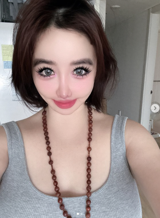 Park Bom, I thought you were still a big eye makeup doll