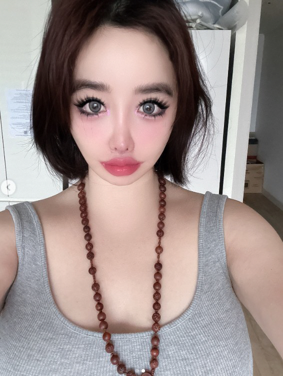 Park Bom, I thought you were still a big eye makeup doll