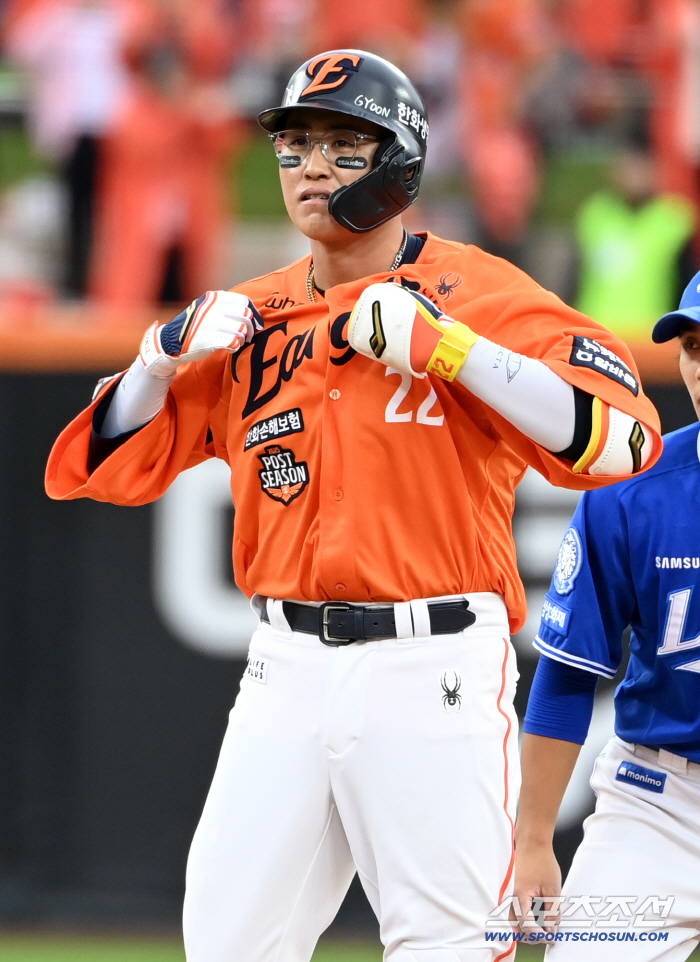  2 RBI timely hit Chae Eun Sung, Eagles on my chest!