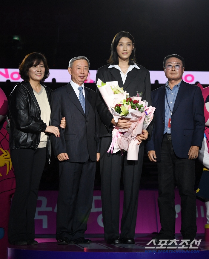  A commemorative photo with Kim Yeonkyung's teacher