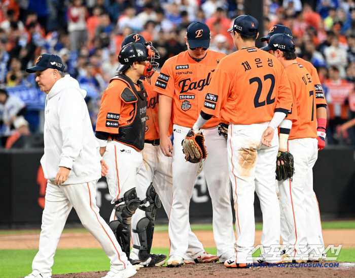  Director Kim Kyung-moon's visit to the mound, Kim Seo-hyun and the infield team to strengthen the line