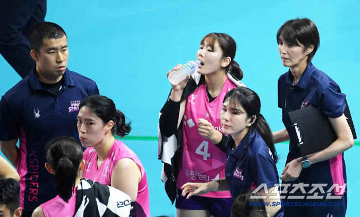  Director Tomoko Yoshihara Seo Chae-hyun volleyball is a setter fight