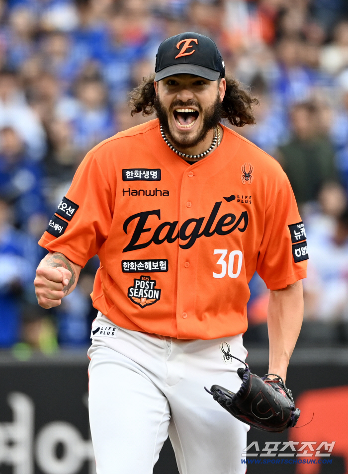  Fonce, who is cheering, gets 2K in the first inning and goes out of the game