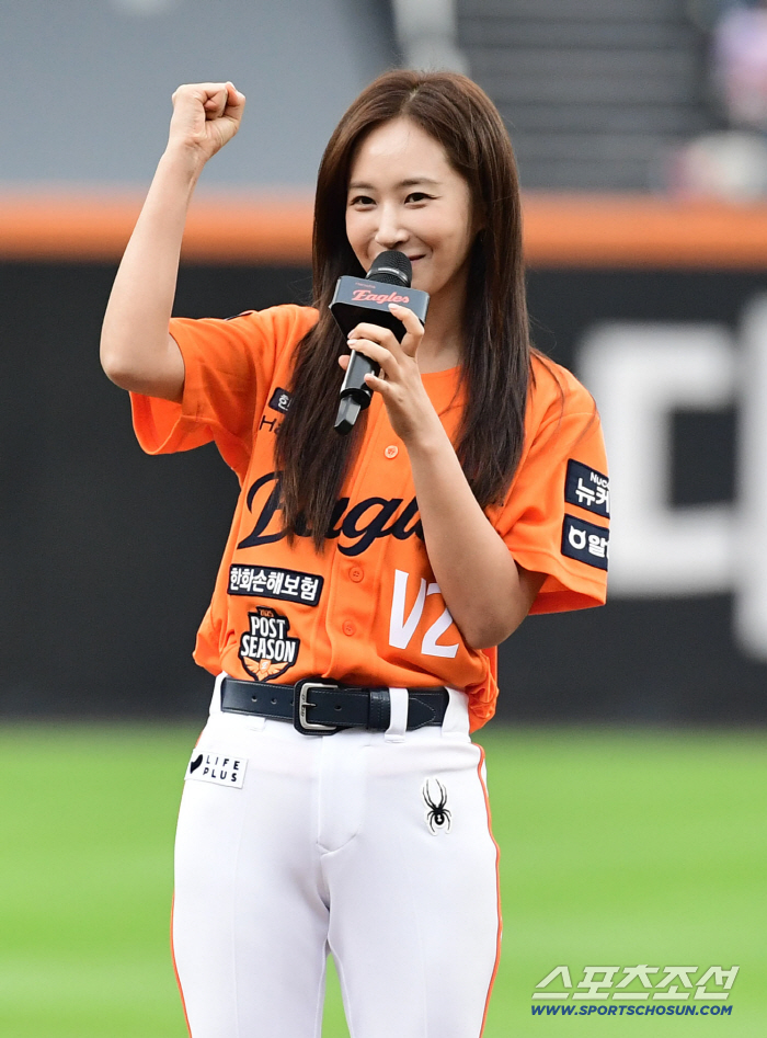  Girls' Generation Yuri's first pitch for the first round of the playoffs