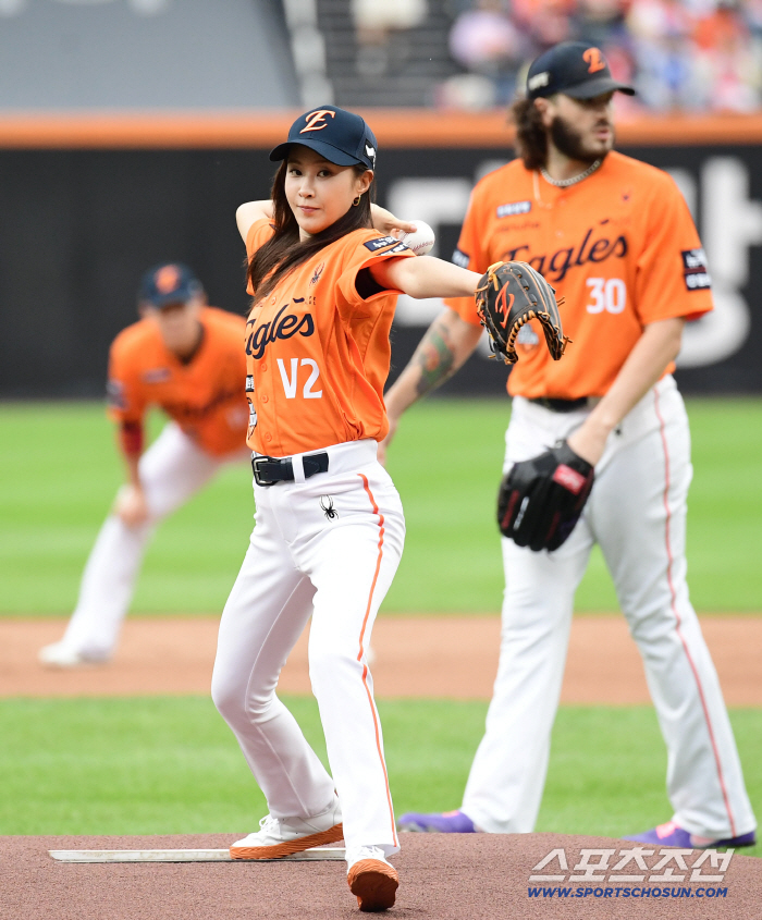  Girls' Generation's powerful first pitch like a player on the mound