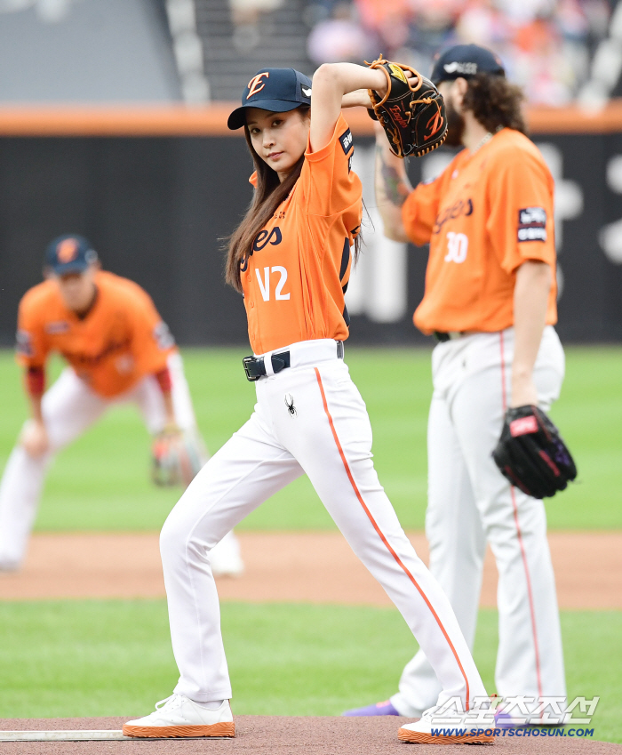  Girls' Generation's Yuri, orange uniform and powerful first pitch