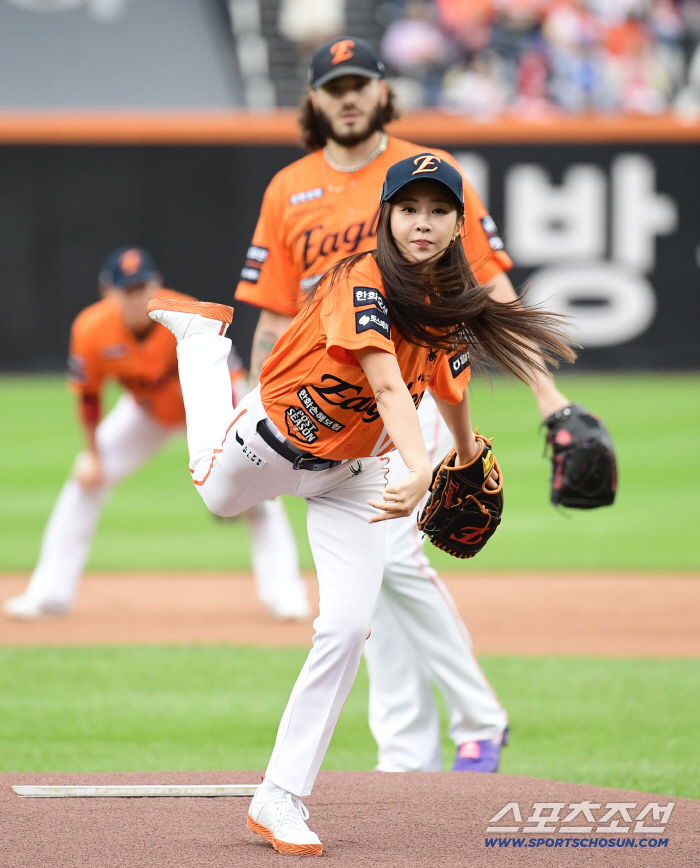  Girls' Generation's Yuri Orange uniform and powerful first pitch