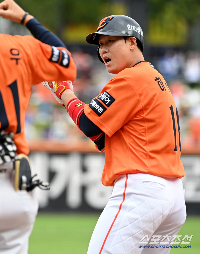  Ha Joo-seok, who took a hit, cheered while watching the dugout
