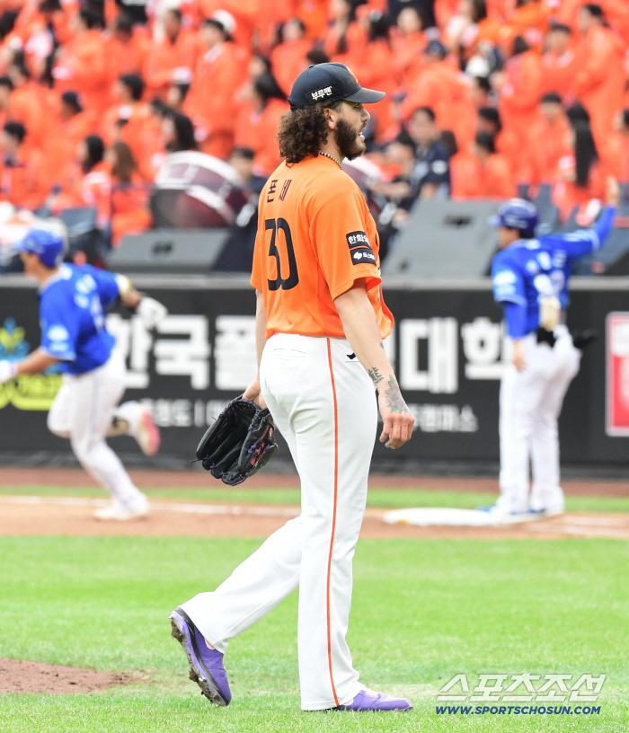  Hanwha Ponce allowed a home run to Samsung's Kim Tae-hoon