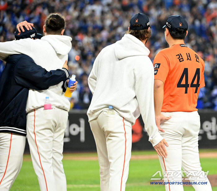 Kim Seo-hyun, Daring Weiss, Moon Dong-ju, hugging Ponce