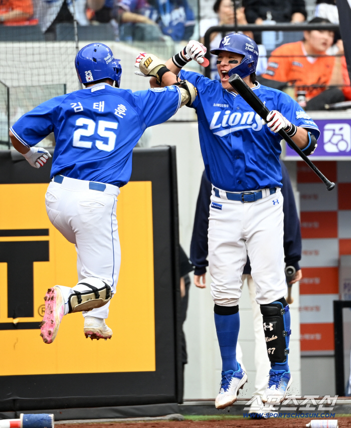  Kim Taehoon, hit a solo shot, and hopped with Kang Minho!