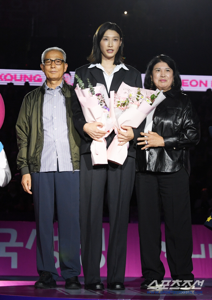  Kim Yeon-koung's last photoshoot on the court with her loving parents