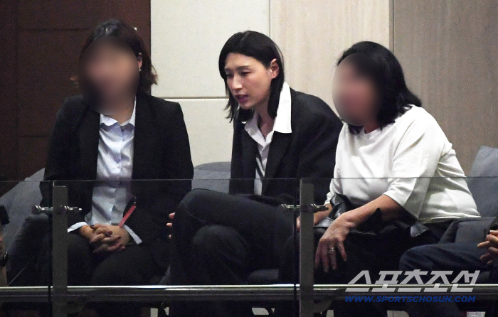  Kim Yeon-kyung, who is about to retire, sits in the stands today and watches the game