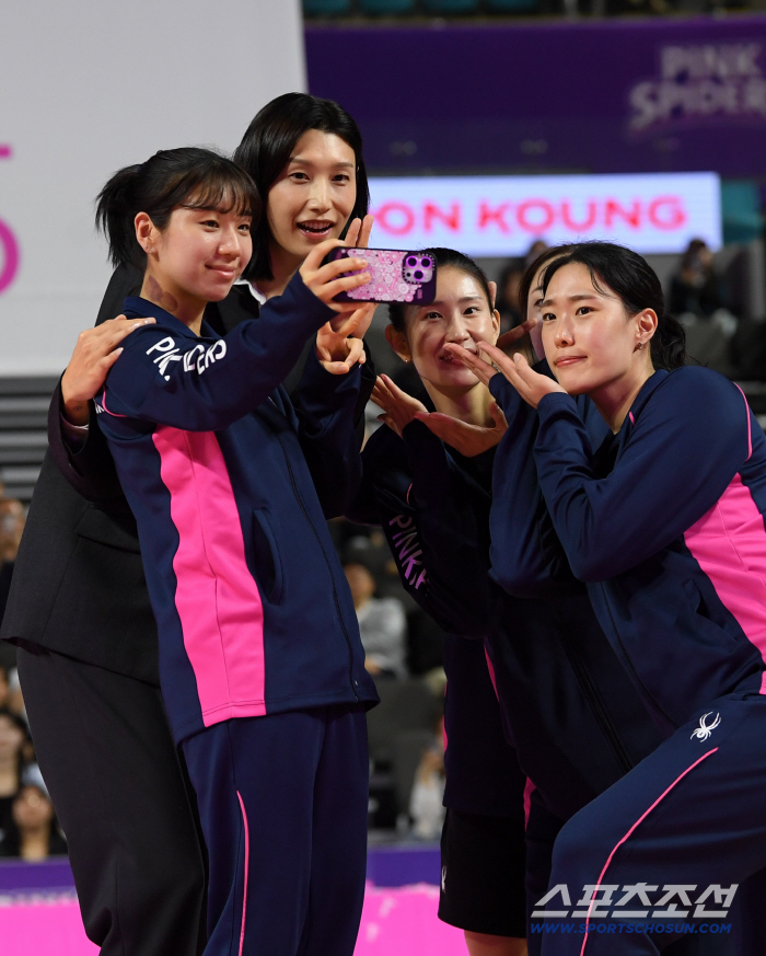  Kim Yeonkyung also took a last selfie with SOOBIN