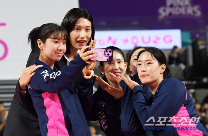  Kim Yeonkyung also took a last selfie with SOOBIN