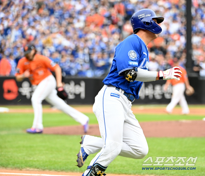  Kim Youngwoong runs with a double