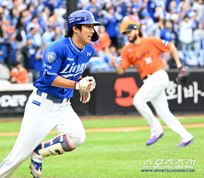  Lee Jae-hyun runs with a two-run double