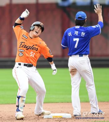  Lee Jaehyun with 2 RBIs, Moon Hyunbin with 3 RBIs