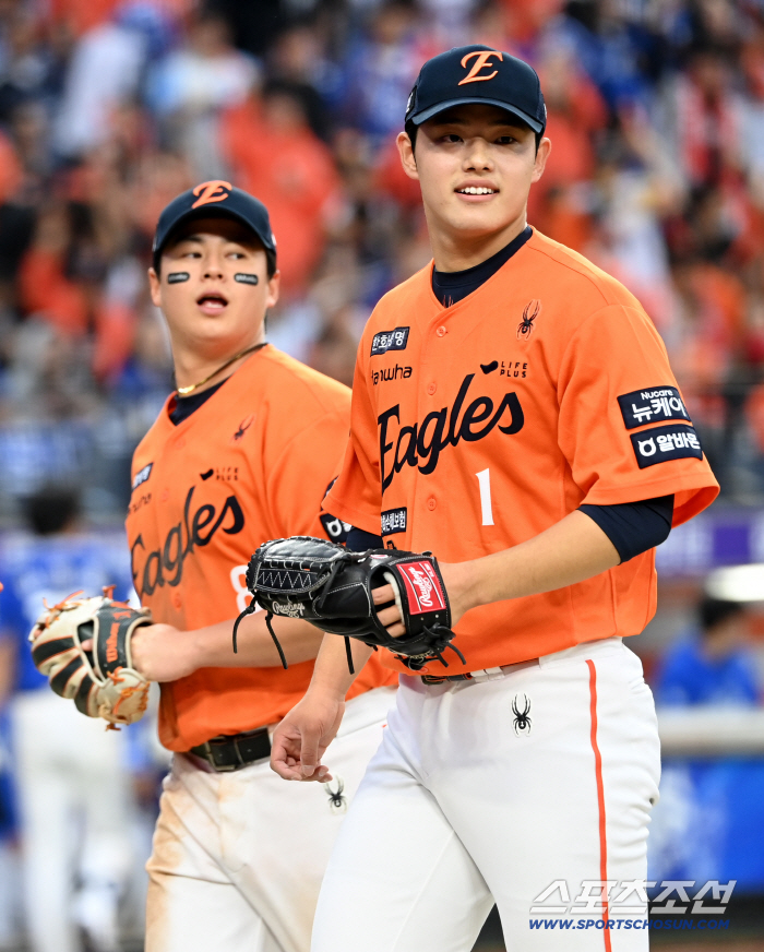  Moon Dong-ju, who greets the infield, perfectly saved two innings