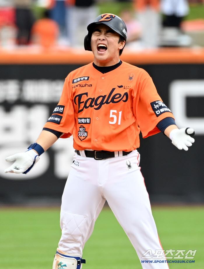  Moon Hyun-bin cheers after hitting a two-base hit