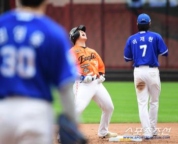  Moon Hyunbin's three-run double to save the bases-loaded chance