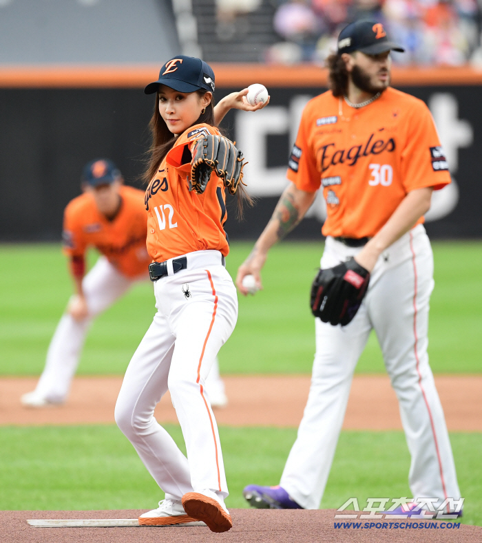  Pitching on the mound before Yuri Ponce