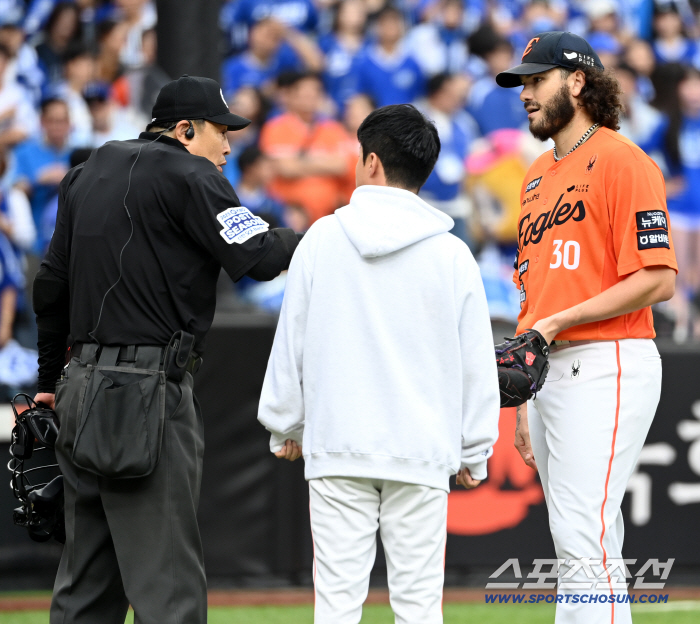  Ponce listening to the referee