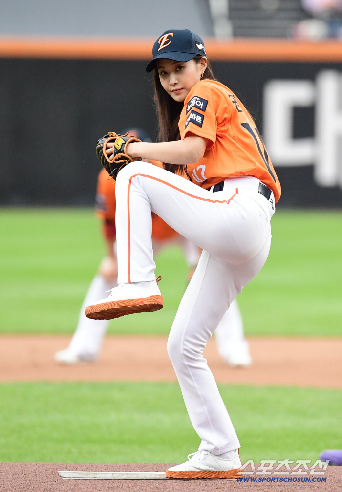  Powerful first pitch on the mound of Girls' Generation Yuri