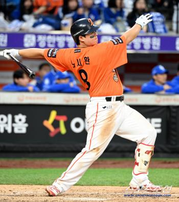  Roh Si-hwan has 3 hits