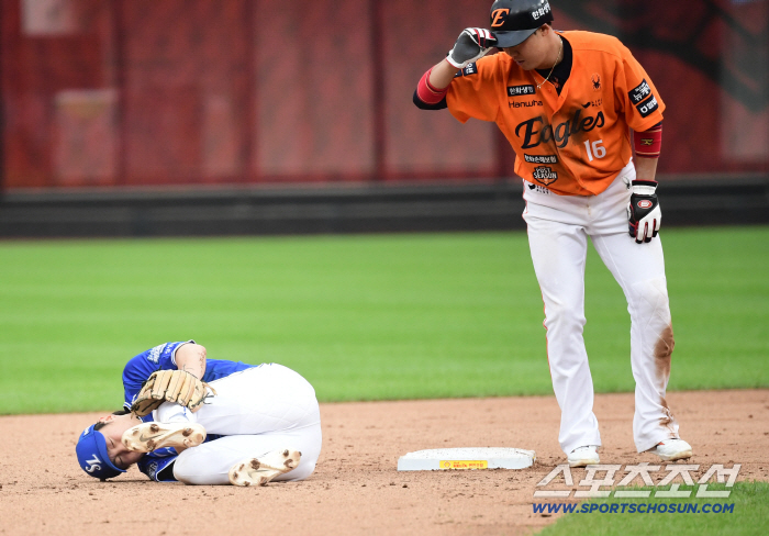  Ryu Ji-hyuk injured by sliding Ha Joo-seok