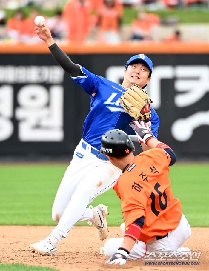  Ryu Ji-hyuk makes close contact with sliding Ha Joo-seok